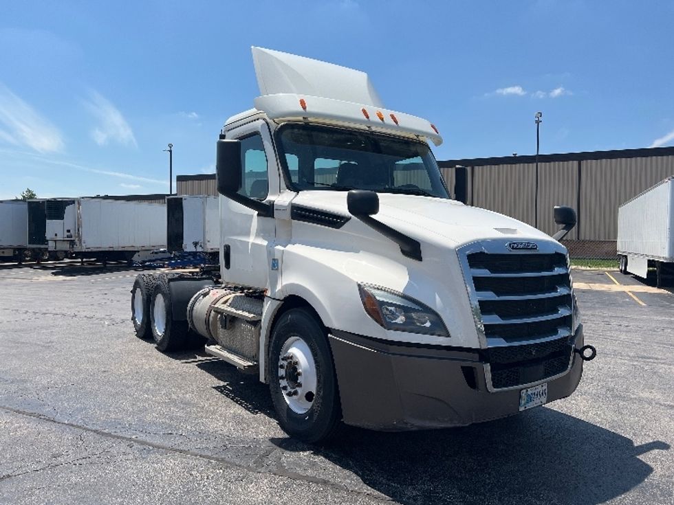 Day Cab Tractor-Heavy Duty Tractors-Freightliner-2018-T12664ST-Sturtevant-WI-466,426\n\t\tmiles-$ 39,000 - Image 1