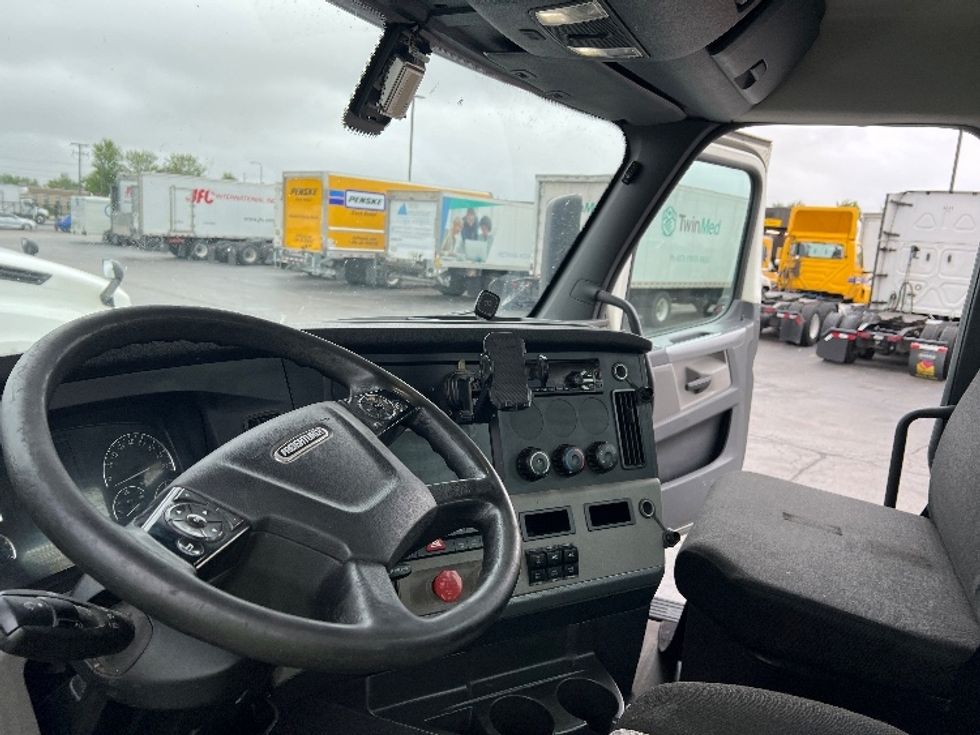 Day Cab Tractor-Heavy Duty Tractors-Freightliner-2018-T12664ST-Sturtevant-WI-466,426\n\t\tmiles-$ 39,000 - Image 10