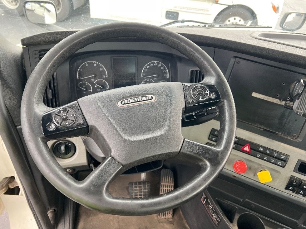 Day Cab Tractor-Heavy Duty Tractors-Freightliner-2018-T12664ST-Sturtevant-WI-466,426\n\t\tmiles-$ 39,000 - Image 11