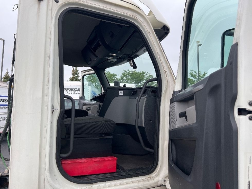 Day Cab Tractor-Heavy Duty Tractors-Freightliner-2018-T12664ST-Sturtevant-WI-466,426\n\t\tmiles-$ 39,000 - Image 12