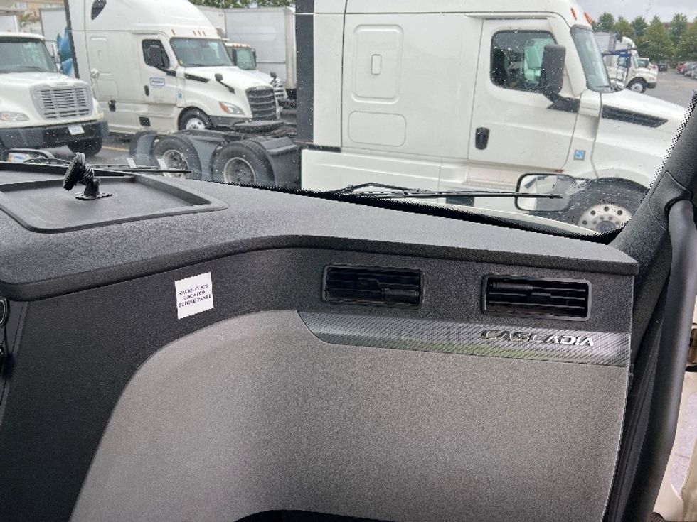 Day Cab Tractor-Heavy Duty Tractors-Freightliner-2018-T12664ST-Sturtevant-WI-466,426\n\t\tmiles-$ 39,000 - Image 13