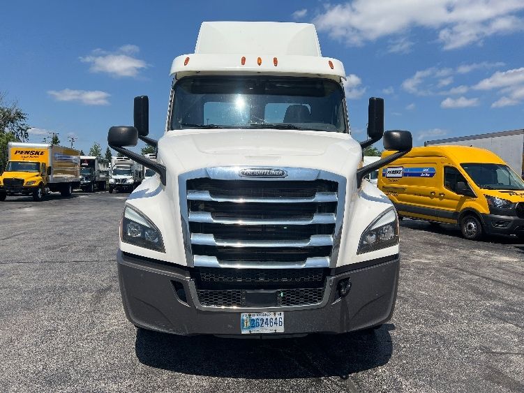 2018 Freightliner Cascadia 126" Day cab photo 2