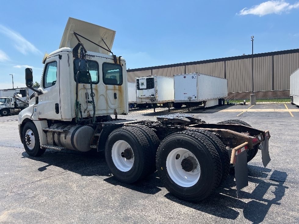 Day Cab Tractor-Heavy Duty Tractors-Freightliner-2018-T12664ST-Sturtevant-WI-466,426\n\t\tmiles-$ 39,000 - Image 5