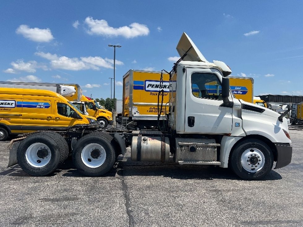 Day Cab Tractor-Heavy Duty Tractors-Freightliner-2018-T12664ST-Sturtevant-WI-466,426\n\t\tmiles-$ 39,000 - Image 8