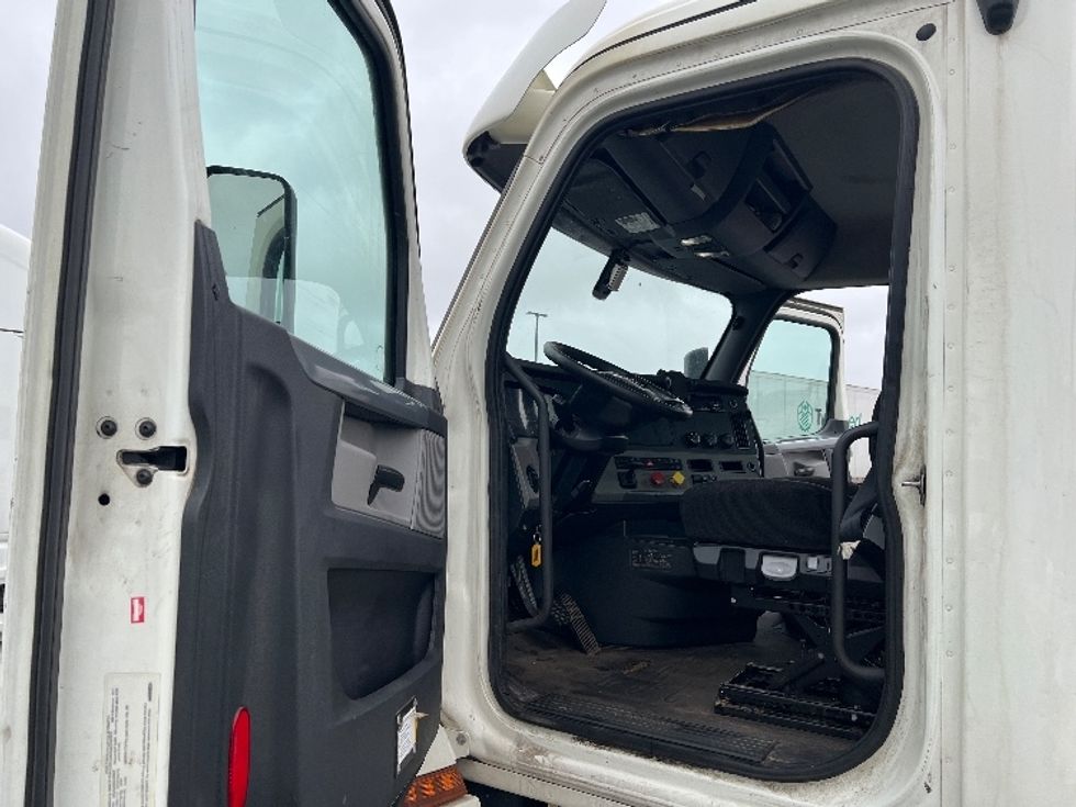 Day Cab Tractor-Heavy Duty Tractors-Freightliner-2018-T12664ST-Sturtevant-WI-466,426\n\t\tmiles-$ 39,000 - Image 9