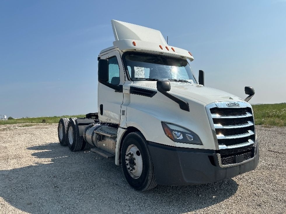 Day Cab Tractor-Heavy Duty Tractors-Freightliner-2018-T12664ST-Sturtevant-WI-486,500\n\t\tmiles-$ 38,000 - Image 1