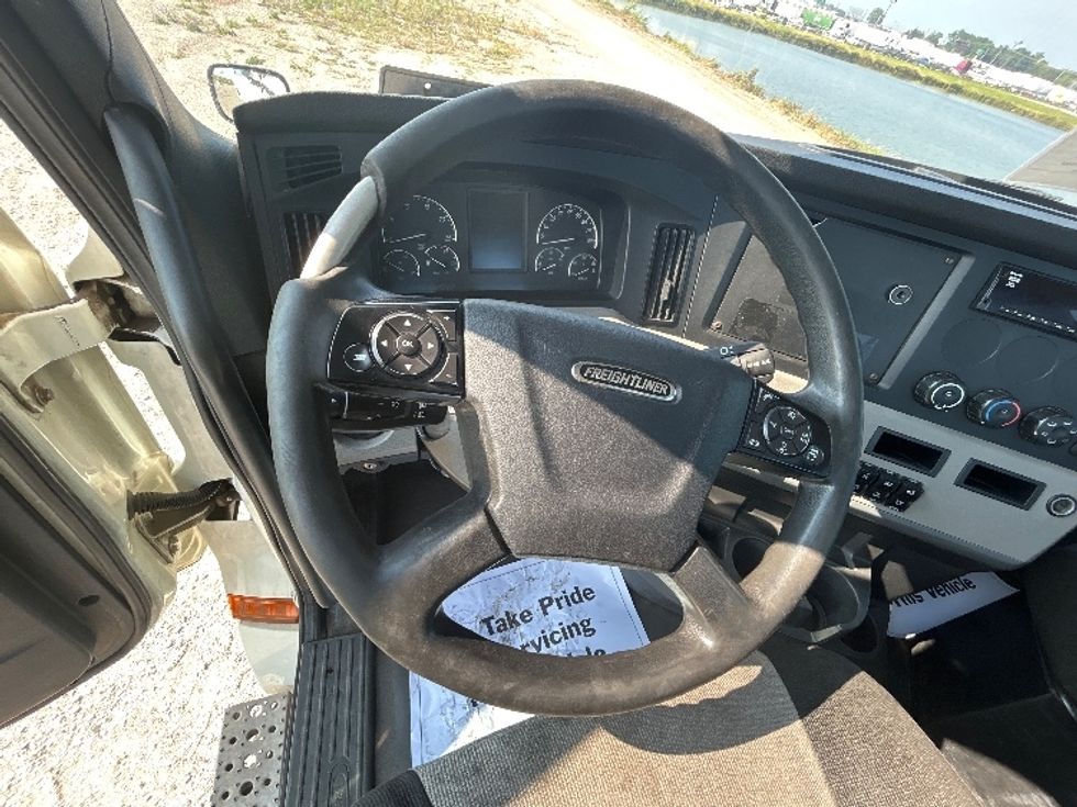 Day Cab Tractor-Heavy Duty Tractors-Freightliner-2018-T12664ST-Sturtevant-WI-486,500\n\t\tmiles-$ 38,000 - Image 11