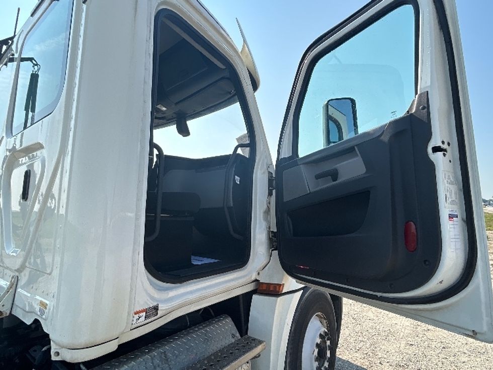 Day Cab Tractor-Heavy Duty Tractors-Freightliner-2018-T12664ST-Sturtevant-WI-486,500\n\t\tmiles-$ 38,000 - Image 12
