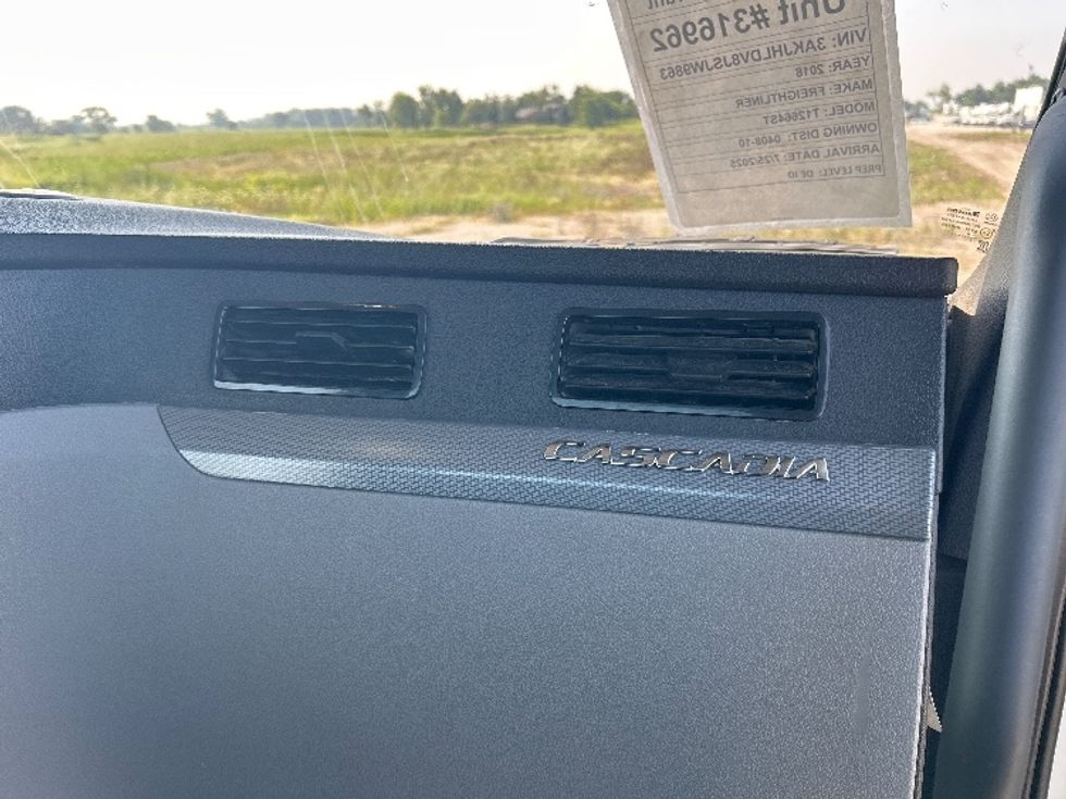 Day Cab Tractor-Heavy Duty Tractors-Freightliner-2018-T12664ST-Sturtevant-WI-486,500\n\t\tmiles-$ 38,000 - Image 13