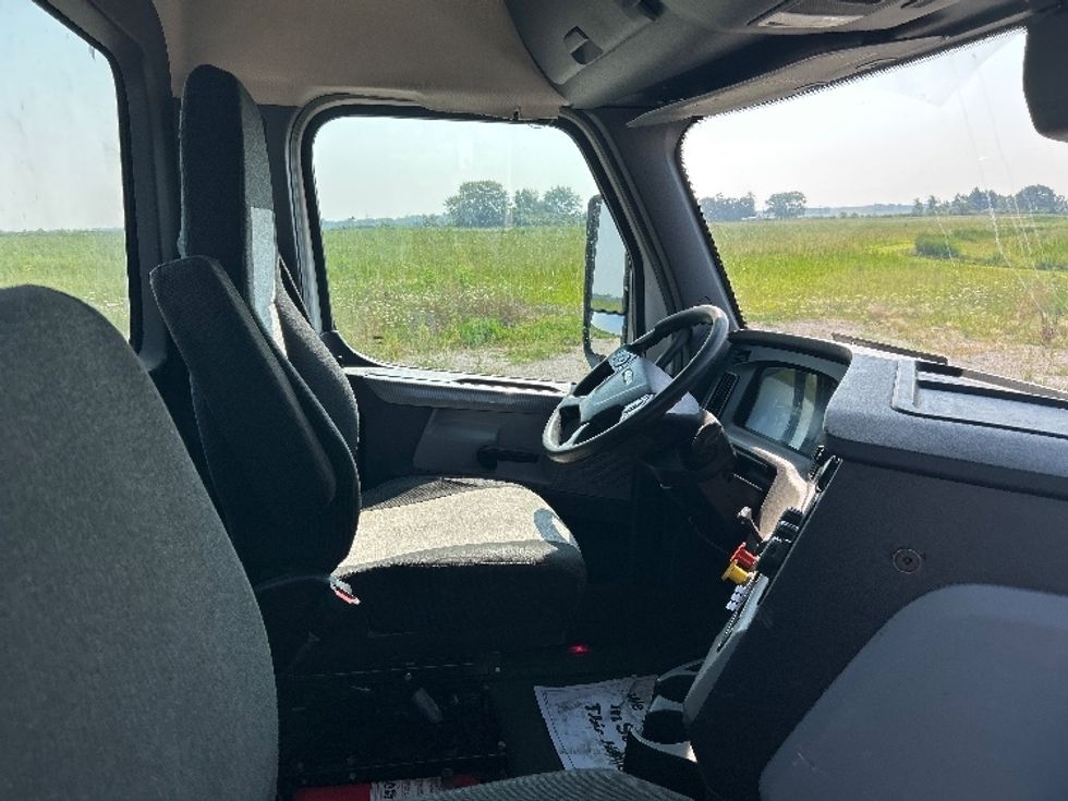 Day Cab Tractor-Heavy Duty Tractors-Freightliner-2018-T12664ST-Sturtevant-WI-486,500\n\t\tmiles-$ 38,000 - Image 14