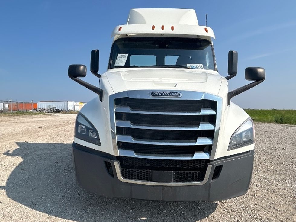 Day Cab Tractor-Heavy Duty Tractors-Freightliner-2018-T12664ST-Sturtevant-WI-486,500\n\t\tmiles-$ 38,000 - Image 2