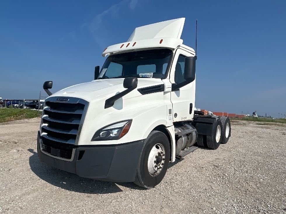 Day Cab Tractor-Heavy Duty Tractors-Freightliner-2018-T12664ST-Sturtevant-WI-486,500\n\t\tmiles-$ 38,000 - Image 3