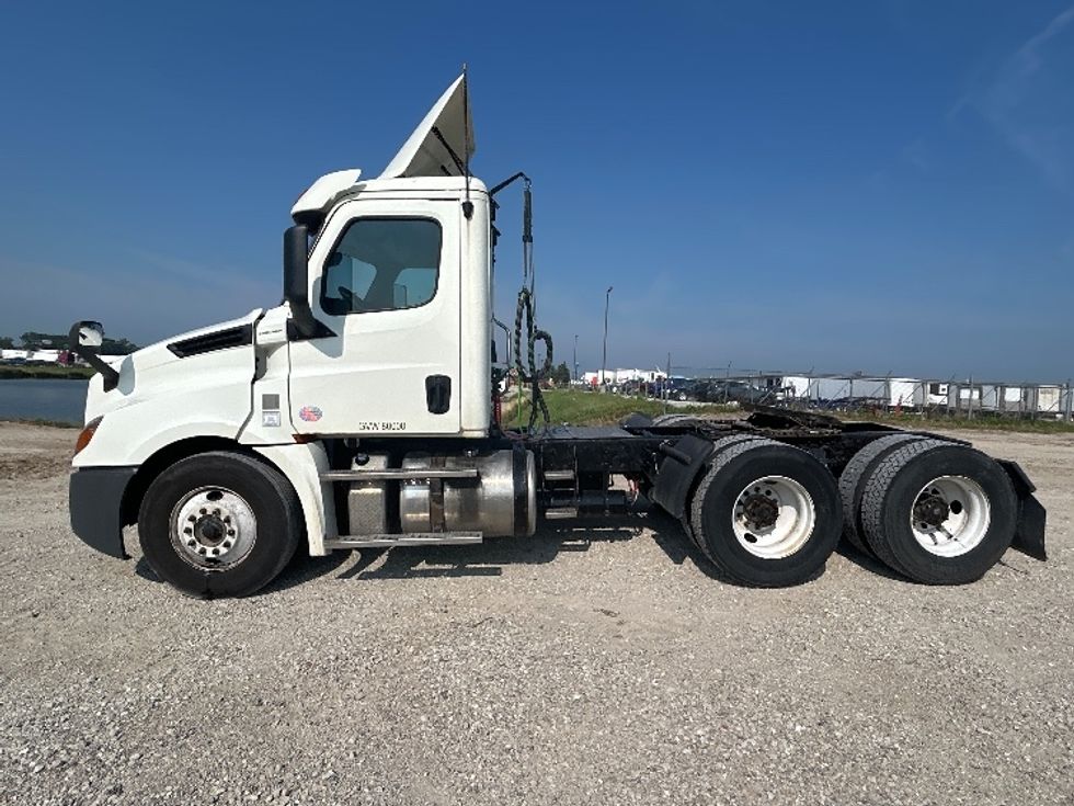 Day Cab Tractor-Heavy Duty Tractors-Freightliner-2018-T12664ST-Sturtevant-WI-486,500\n\t\tmiles-$ 38,000 - Image 4
