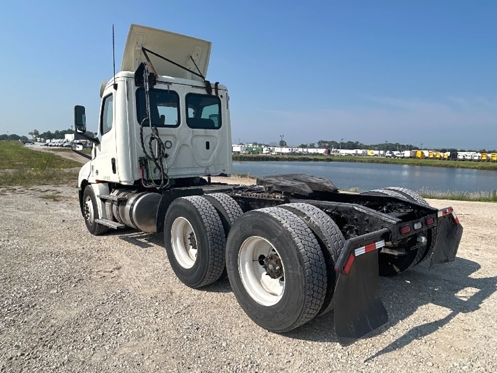 Day Cab Tractor-Heavy Duty Tractors-Freightliner-2018-T12664ST-Sturtevant-WI-486,500\n\t\tmiles-$ 38,000 - Image 5