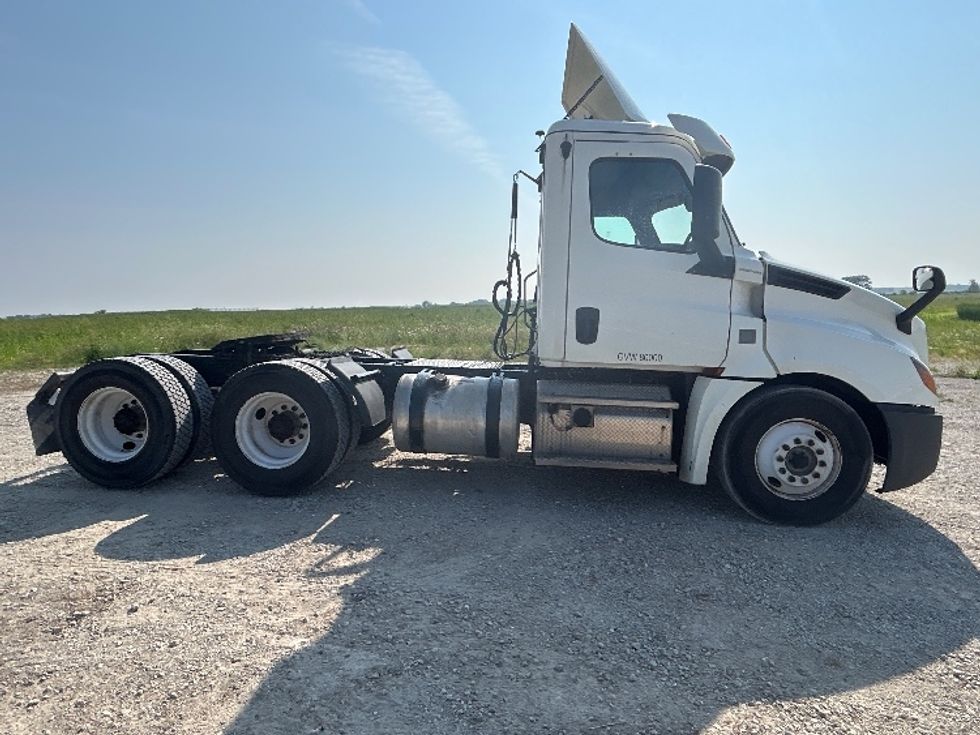 Day Cab Tractor-Heavy Duty Tractors-Freightliner-2018-T12664ST-Sturtevant-WI-486,500\n\t\tmiles-$ 38,000 - Image 8