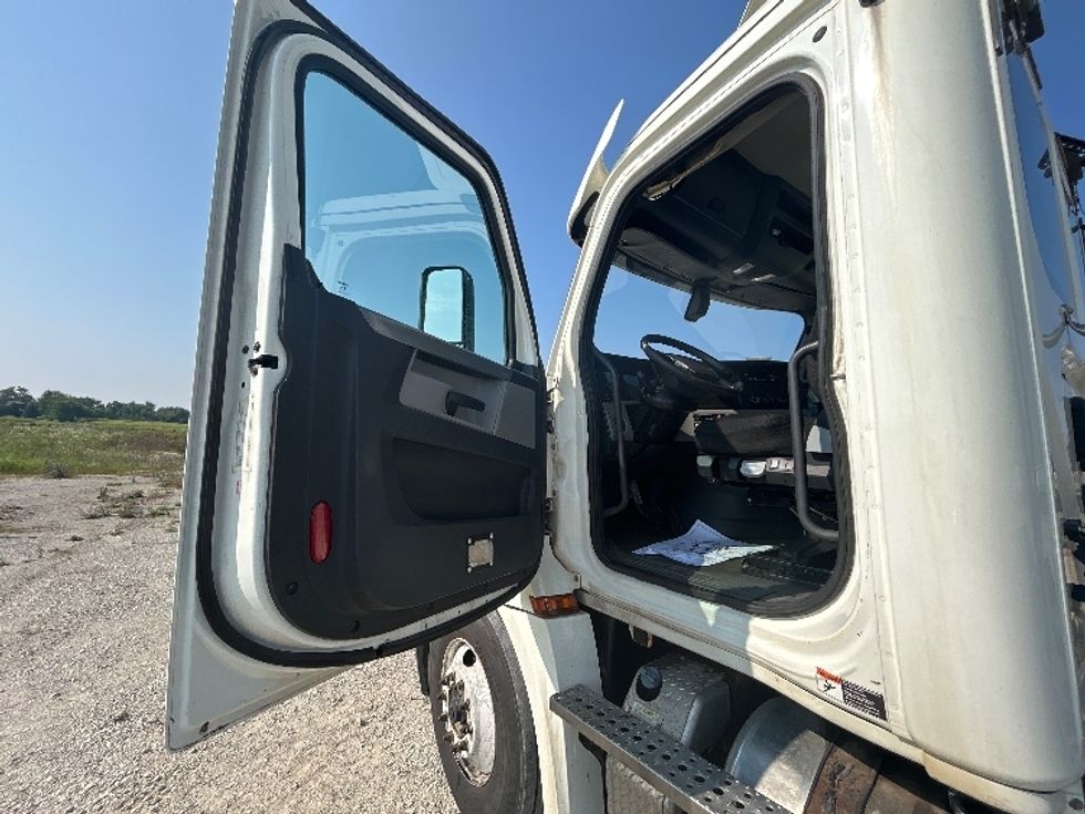 Day Cab Tractor-Heavy Duty Tractors-Freightliner-2018-T12664ST-Sturtevant-WI-486,500\n\t\tmiles-$ 38,000 - Image 9