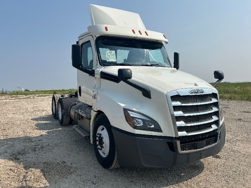 Day Cab Tractor-Heavy Duty Tractors-Freightliner-2018-T12664ST-Sturtevant-WI-493,753\n\t\tmiles-$ 37,750 - Image 1