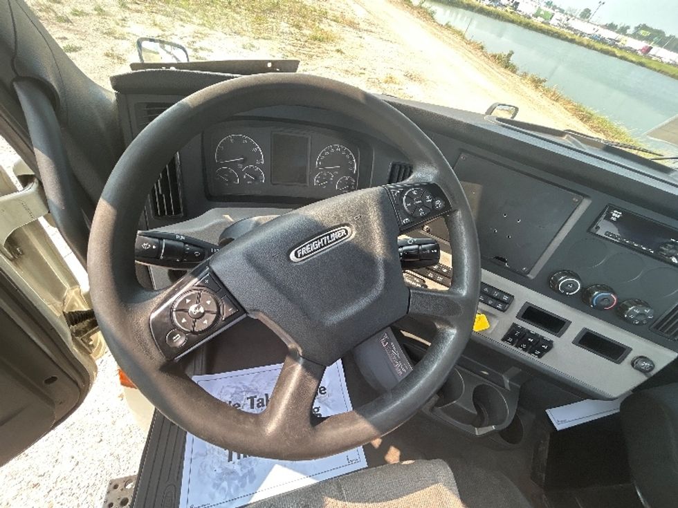 Day Cab Tractor-Heavy Duty Tractors-Freightliner-2018-T12664ST-Sturtevant-WI-493,753\n\t\tmiles-$ 37,750 - Image 11