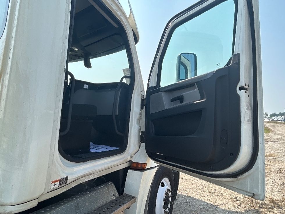 Day Cab Tractor-Heavy Duty Tractors-Freightliner-2018-T12664ST-Sturtevant-WI-493,753\n\t\tmiles-$ 37,750 - Image 12