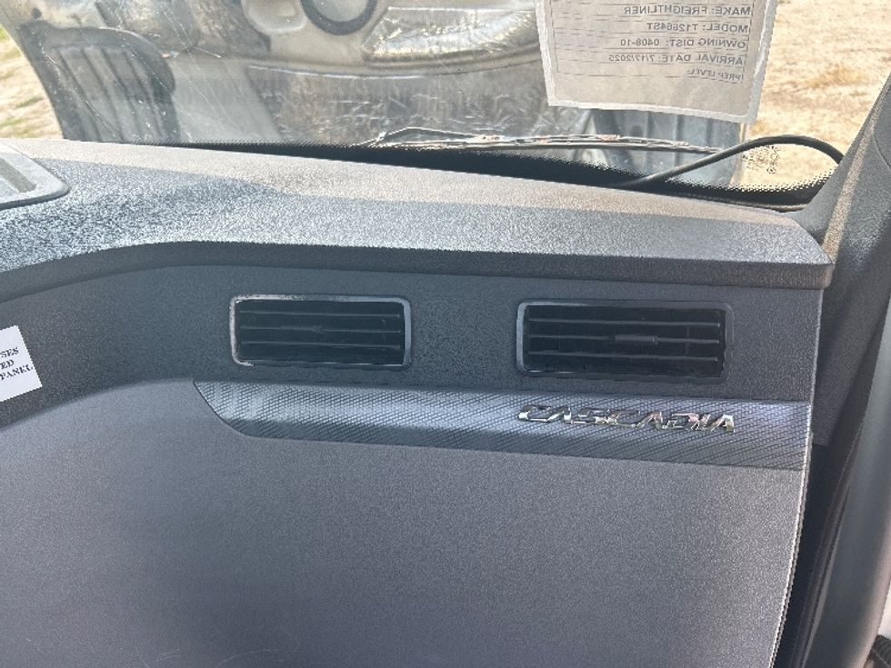 Day Cab Tractor-Heavy Duty Tractors-Freightliner-2018-T12664ST-Sturtevant-WI-493,753\n\t\tmiles-$ 37,750 - Image 13