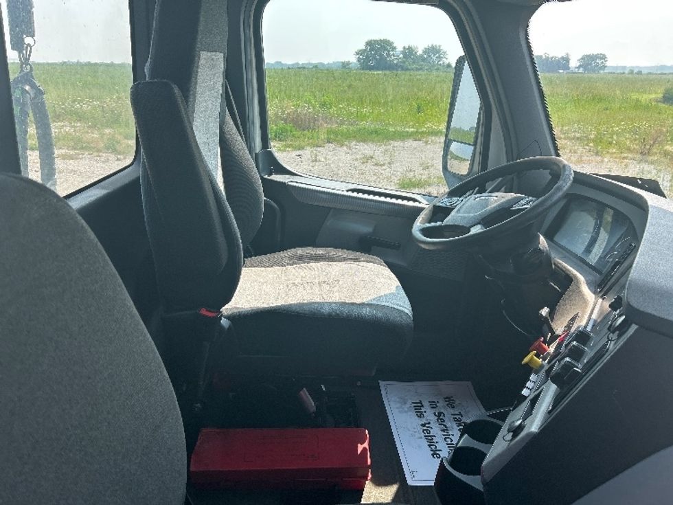 Day Cab Tractor-Heavy Duty Tractors-Freightliner-2018-T12664ST-Sturtevant-WI-493,753\n\t\tmiles-$ 37,750 - Image 14