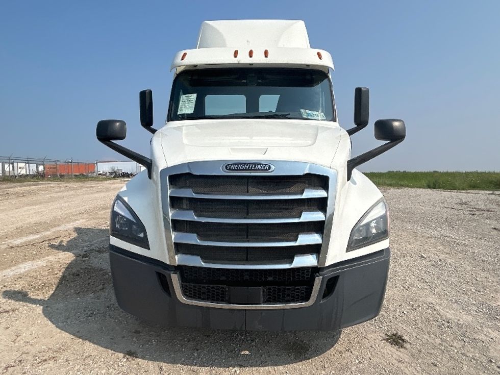 Day Cab Tractor-Heavy Duty Tractors-Freightliner-2018-T12664ST-Sturtevant-WI-493,753\n\t\tmiles-$ 37,750 - Image 2