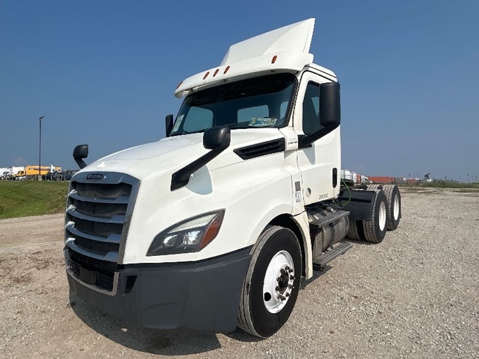 Day Cab Tractor-Heavy Duty Tractors-Freightliner-2018-T12664ST-Sturtevant-WI-493,753\n\t\tmiles-$ 37,750 - Image 3