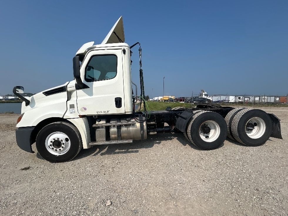 Day Cab Tractor-Heavy Duty Tractors-Freightliner-2018-T12664ST-Sturtevant-WI-493,753\n\t\tmiles-$ 37,750 - Image 4