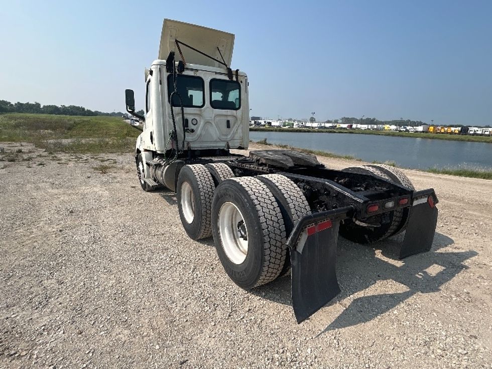 Day Cab Tractor-Heavy Duty Tractors-Freightliner-2018-T12664ST-Sturtevant-WI-493,753\n\t\tmiles-$ 37,750 - Image 5