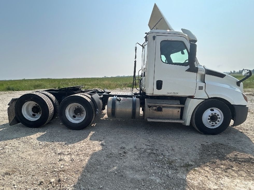 Day Cab Tractor-Heavy Duty Tractors-Freightliner-2018-T12664ST-Sturtevant-WI-493,753\n\t\tmiles-$ 37,750 - Image 8