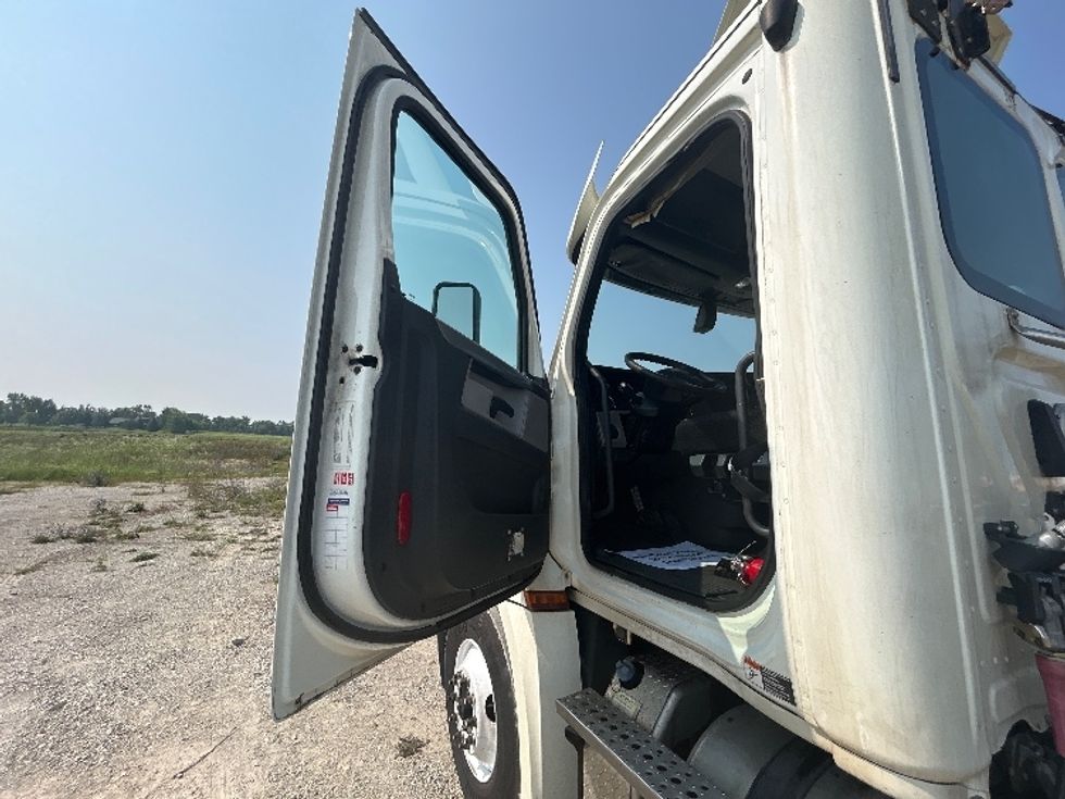 Day Cab Tractor-Heavy Duty Tractors-Freightliner-2018-T12664ST-Sturtevant-WI-493,753\n\t\tmiles-$ 37,750 - Image 9