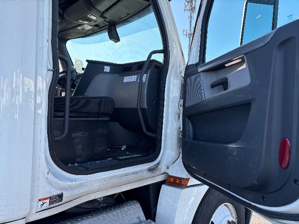 Day Cab Tractor-Heavy Duty Tractors-Freightliner-2018-T12664ST-Swedesboro-NJ-248,256\n\t\tmiles-$ 48,500 - Image 12