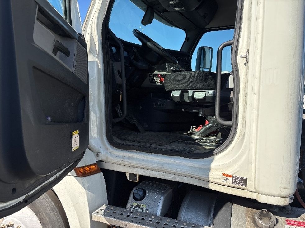 Day Cab Tractor-Heavy Duty Tractors-Freightliner-2018-T12664ST-Swedesboro-NJ-248,256\n\t\tmiles-$ 48,500 - Image 9