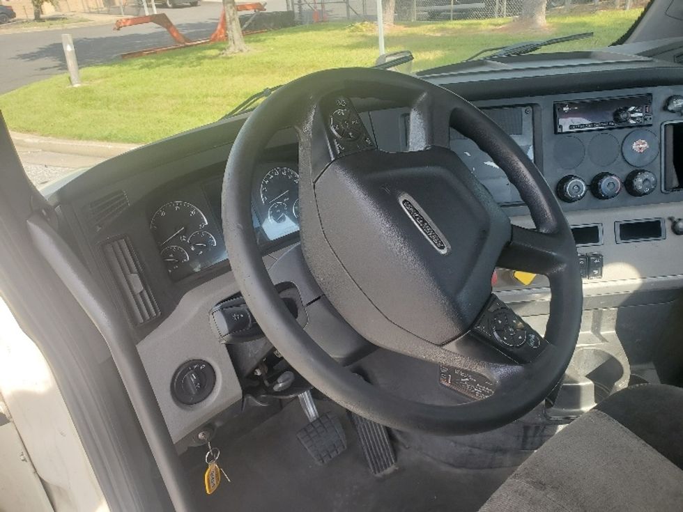 Day Cab Tractor-Heavy Duty Tractors-Freightliner-2018-T12664ST-Swedesboro-NJ-404,247\n\t\tmiles-$ 47,250 - Image 10