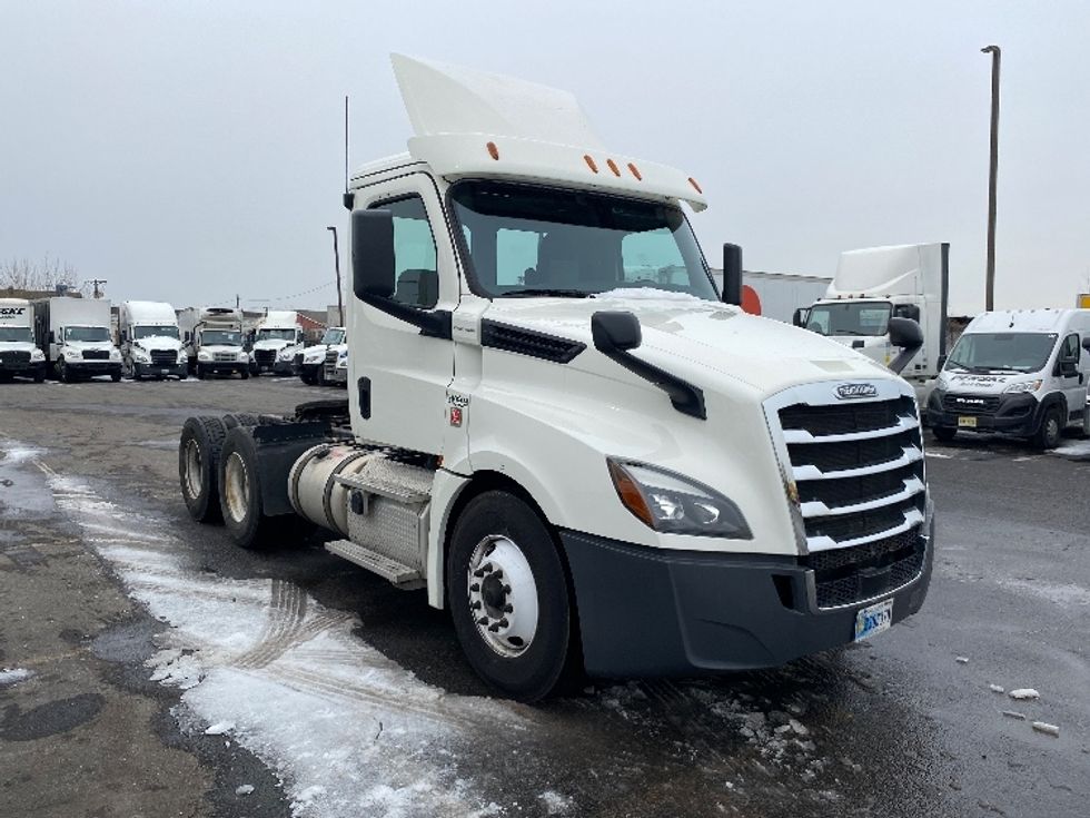 Day Cab Tractor-Heavy Duty Tractors-Freightliner-2018-T12664ST-Swedesboro-NJ-490,432\n\t\tmiles-$ 39,500 - Image 1