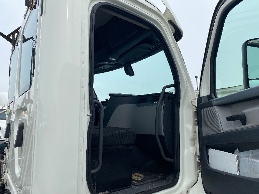 Day Cab Tractor-Heavy Duty Tractors-Freightliner-2018-T12664ST-Swedesboro-NJ-490,432\n\t\tmiles-$ 39,500 - Image 12