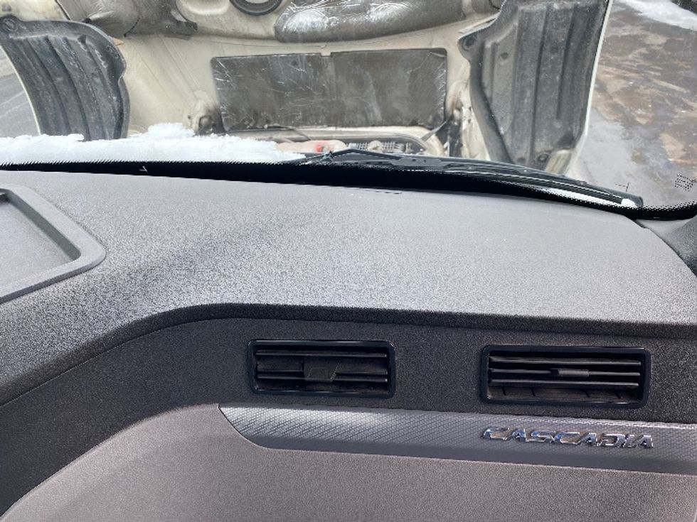Day Cab Tractor-Heavy Duty Tractors-Freightliner-2018-T12664ST-Swedesboro-NJ-490,432\n\t\tmiles-$ 39,500 - Image 13