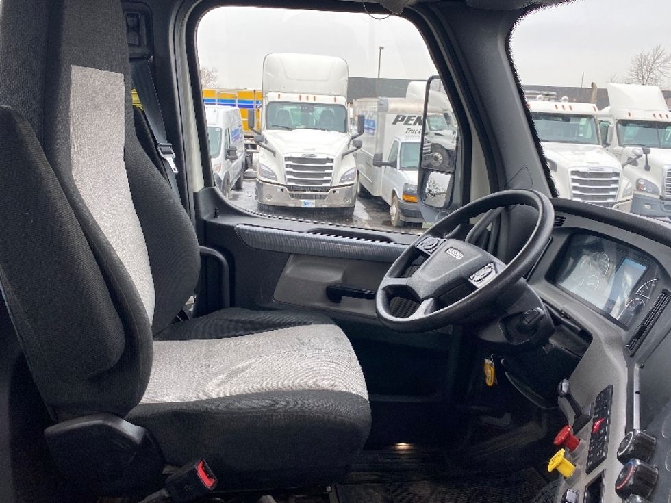 Day Cab Tractor-Heavy Duty Tractors-Freightliner-2018-T12664ST-Swedesboro-NJ-490,432\n\t\tmiles-$ 39,500 - Image 14