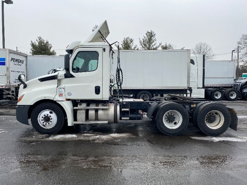 Day Cab Tractor-Heavy Duty Tractors-Freightliner-2018-T12664ST-Swedesboro-NJ-490,432\n\t\tmiles-$ 39,500 - Image 4
