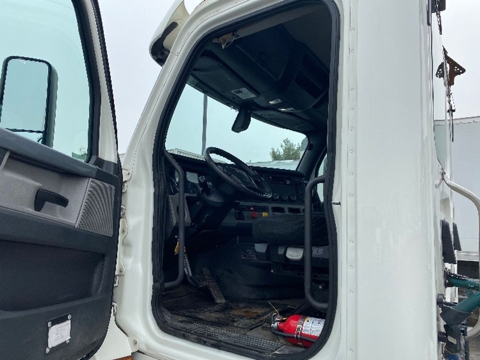 Day Cab Tractor-Heavy Duty Tractors-Freightliner-2018-T12664ST-Swedesboro-NJ-490,432\n\t\tmiles-$ 39,500 - Image 9