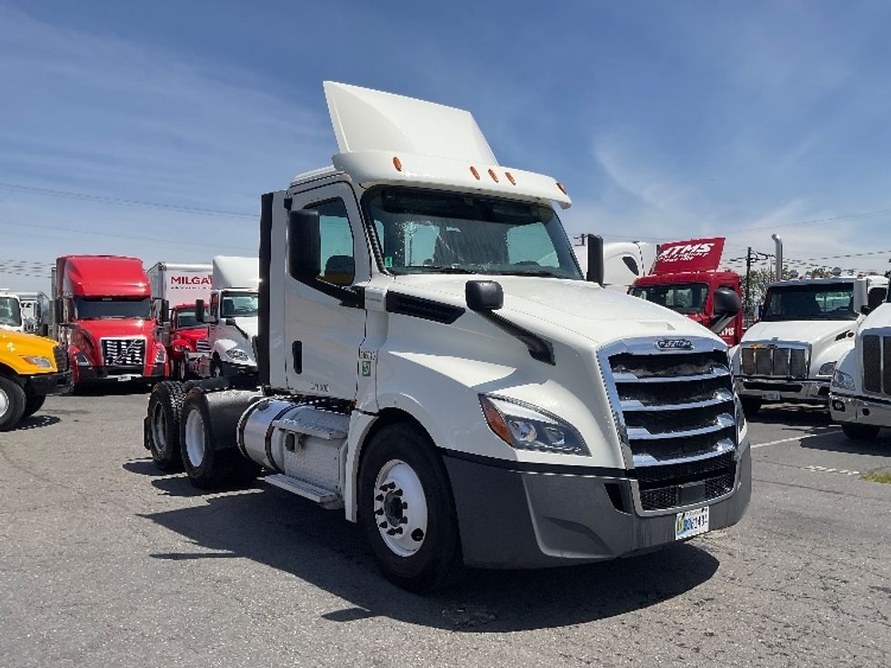Day Cab Tractor-Heavy Duty Tractors-Freightliner-2018-T12664ST-Tacoma-WA-489,208\n\t\tmiles-$ 34,500 - Image 1