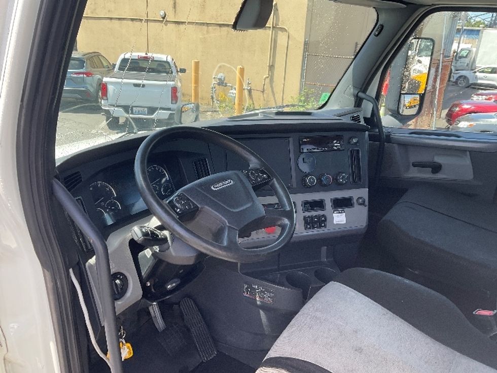 Day Cab Tractor-Heavy Duty Tractors-Freightliner-2018-T12664ST-Tacoma-WA-489,208\n\t\tmiles-$ 34,500 - Image 10