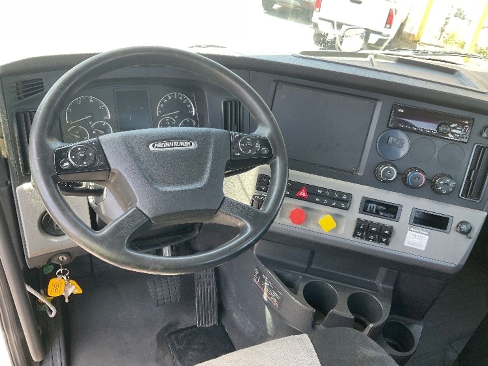 Day Cab Tractor-Heavy Duty Tractors-Freightliner-2018-T12664ST-Tacoma-WA-489,208\n\t\tmiles-$ 34,500 - Image 11