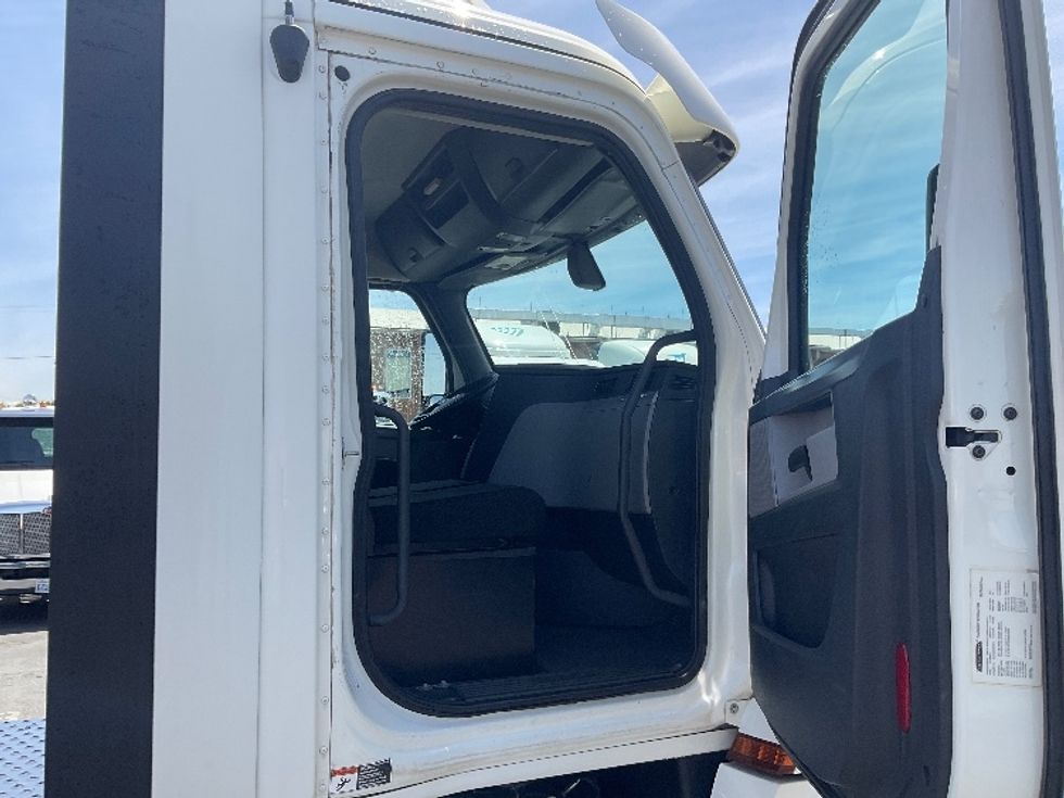 Day Cab Tractor-Heavy Duty Tractors-Freightliner-2018-T12664ST-Tacoma-WA-489,208\n\t\tmiles-$ 34,500 - Image 12