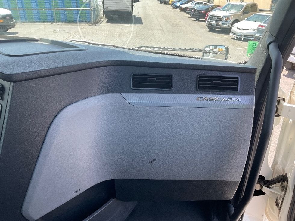 Day Cab Tractor-Heavy Duty Tractors-Freightliner-2018-T12664ST-Tacoma-WA-489,208\n\t\tmiles-$ 34,500 - Image 13