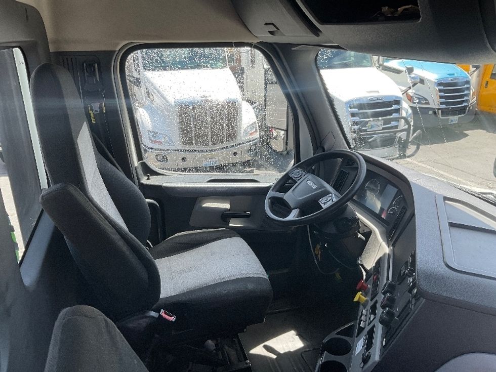Day Cab Tractor-Heavy Duty Tractors-Freightliner-2018-T12664ST-Tacoma-WA-489,208\n\t\tmiles-$ 34,500 - Image 14