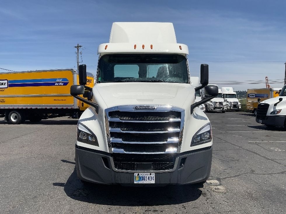 Day Cab Tractor-Heavy Duty Tractors-Freightliner-2018-T12664ST-Tacoma-WA-489,208\n\t\tmiles-$ 34,500 - Image 2