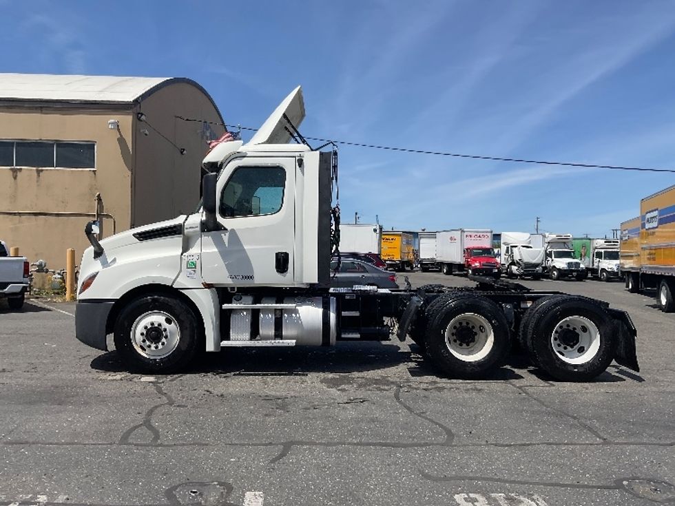 Day Cab Tractor-Heavy Duty Tractors-Freightliner-2018-T12664ST-Tacoma-WA-489,208\n\t\tmiles-$ 34,500 - Image 4