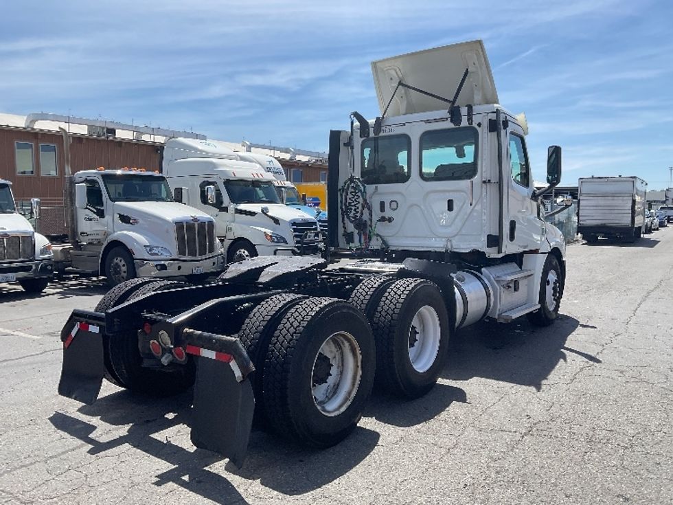 Day Cab Tractor-Heavy Duty Tractors-Freightliner-2018-T12664ST-Tacoma-WA-489,208\n\t\tmiles-$ 34,500 - Image 7