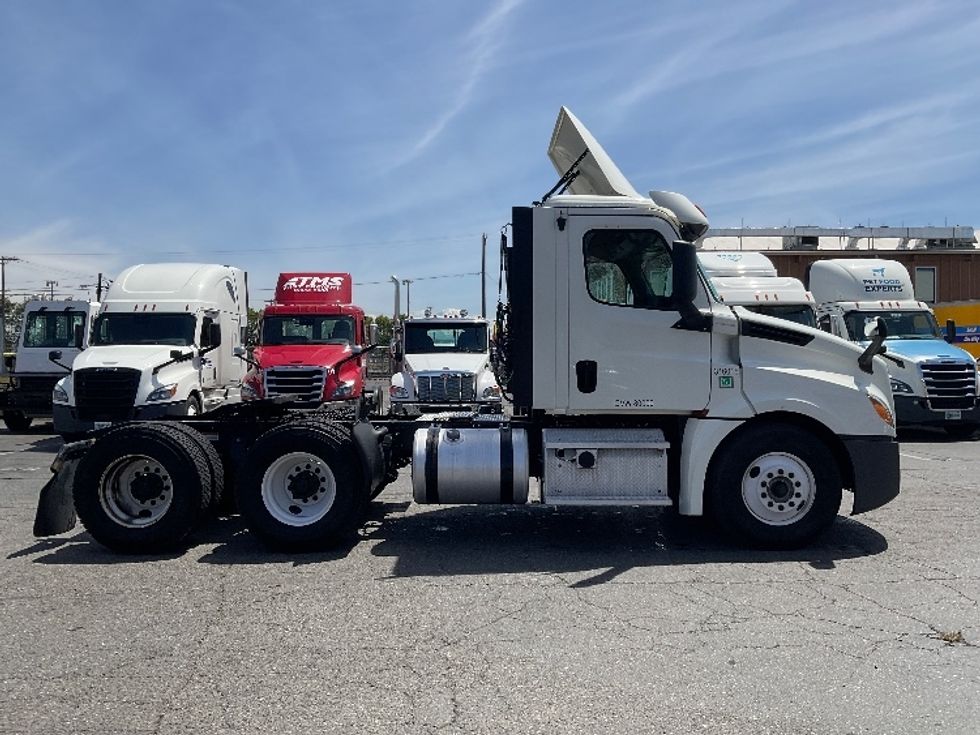 Day Cab Tractor-Heavy Duty Tractors-Freightliner-2018-T12664ST-Tacoma-WA-489,208\n\t\tmiles-$ 34,500 - Image 8